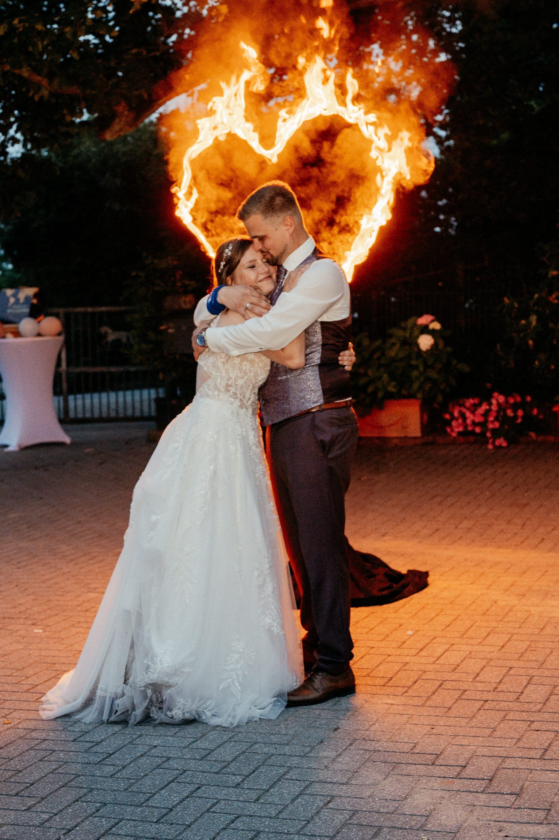 Brennendes Feuerherz als romantisches Show-Highlight bei einer Hochzeit
